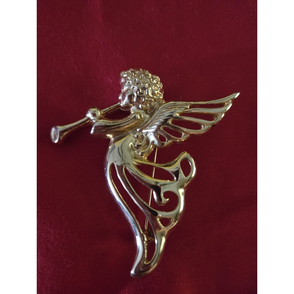 Vintage S&D Angel Brooch Gold Tone Trumpeting Herald Christmas Pin #47891